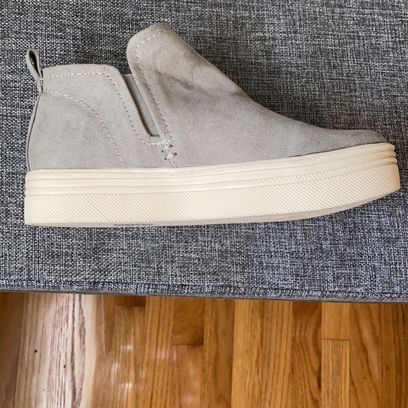 Dolce Vita Sneakers - Picture 2 of 5